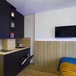 Modern Air-conditioned By Renters דירה *